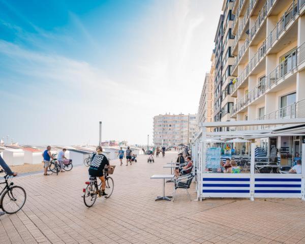 2 Slaapkamer Appartement Op De Zeedijk Van Oostende. Kültér fotó